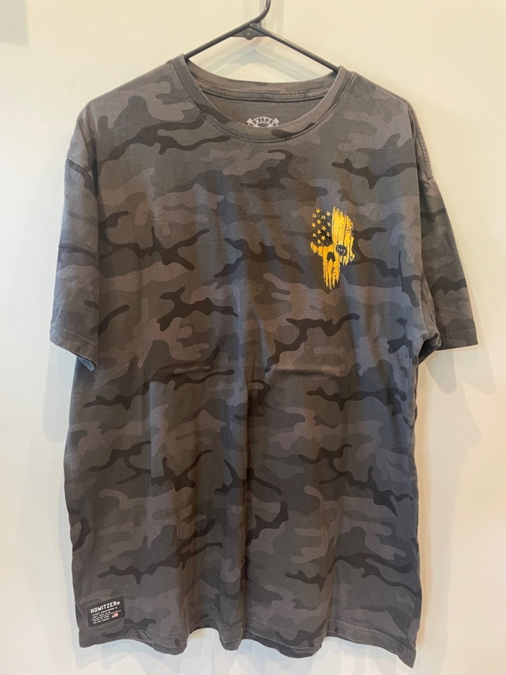 Gray Camouflage Short-Sleeve Tee with Yellow Skull Emblem howitzer xxl